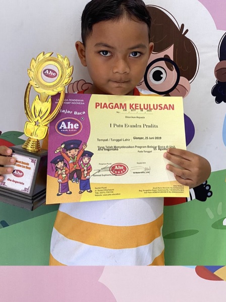 Siswa AHE Angantaka menerima piagam kelulusan belajar baca