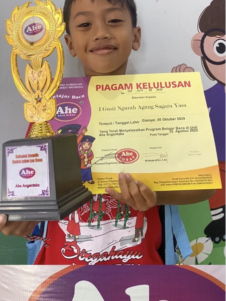 Siswa AHE Angantaka meraih piala tamat baca dan tulis
