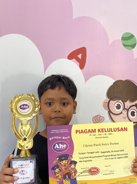Siswa AHE Angantaka bangga dengan piagam kelulusannya